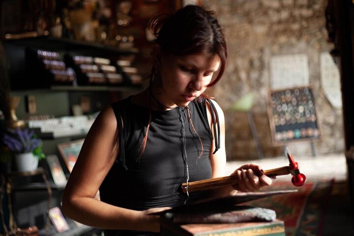 una dona mira el seu telèfon mòbil