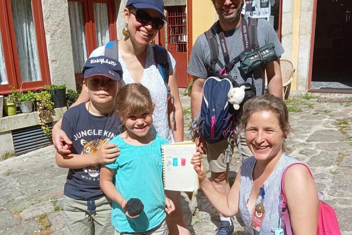 skupina lidí pózuje pro fotografii