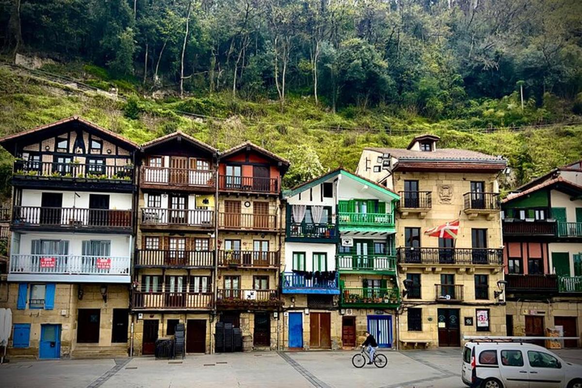 Un grupo de edificios con coches aparcados en un estacionamiento.