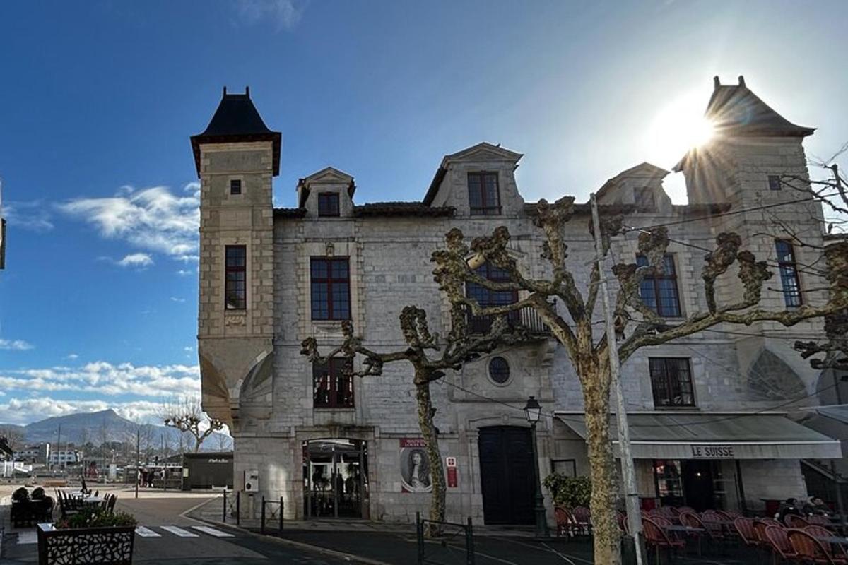 Un gran edificio de piedra con una torre de reloj.