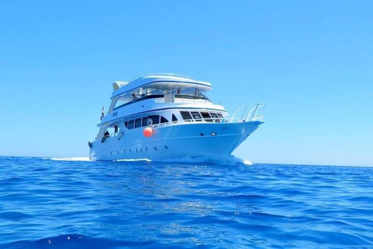 o barcă albă în ocean, pe apă