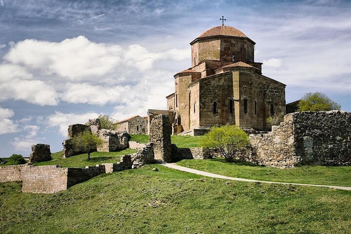un vecchio edificio con una croce in cima a una collina