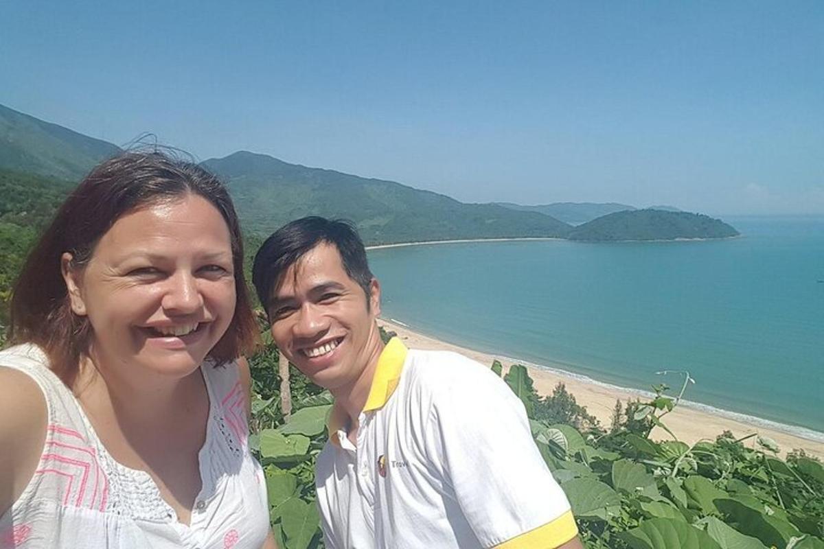 一男一女坐在海滩边