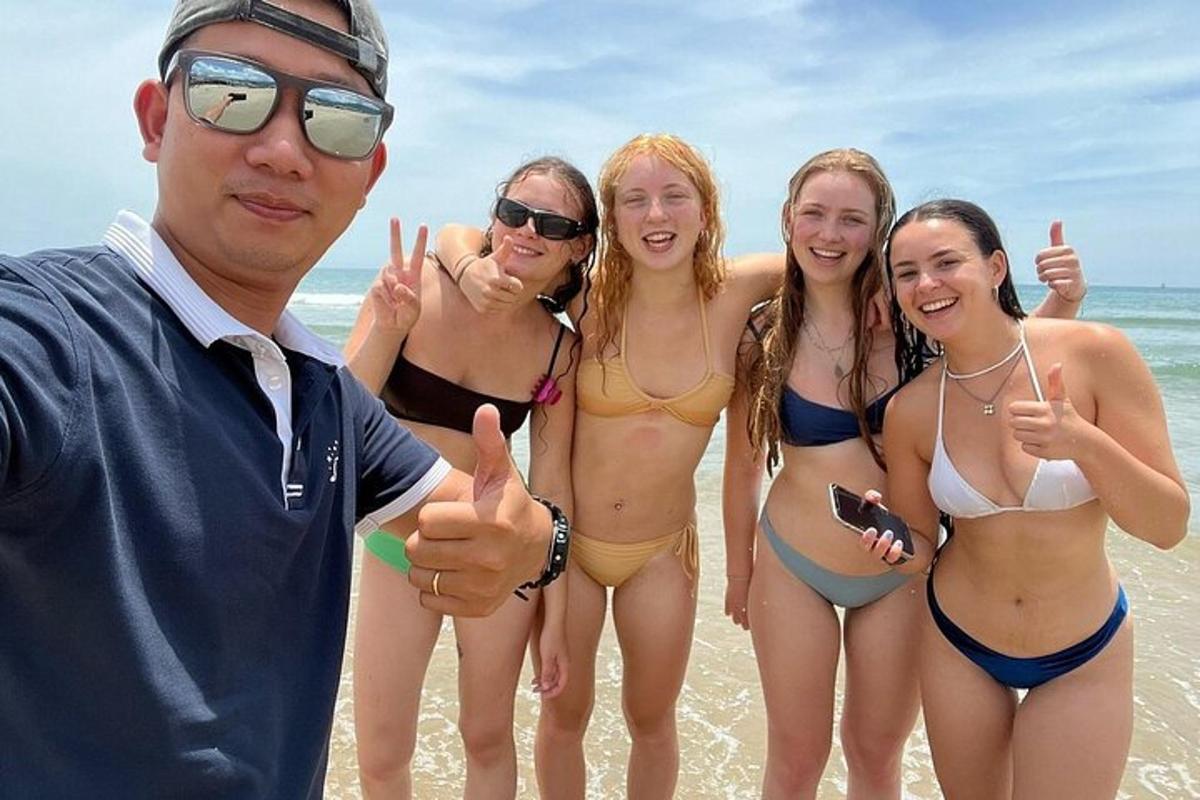 海滩上一群穿着泳衣的女人