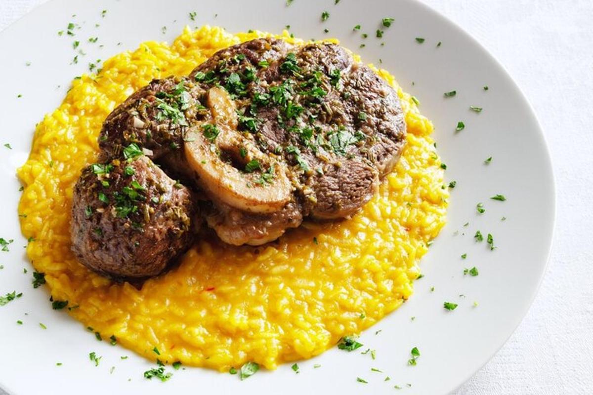diskur með mat með kjötbollum og gulu risotto