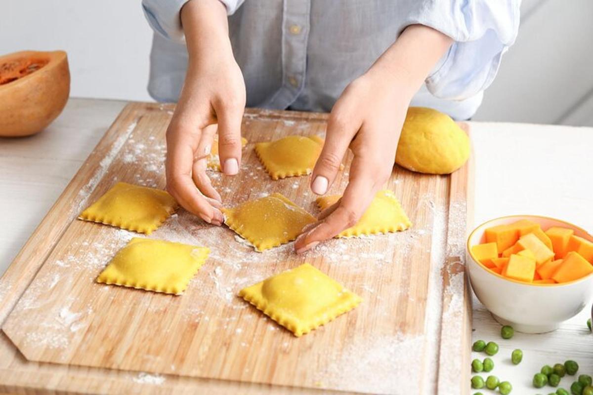 maður sem býr til wonton á skurðarbretti