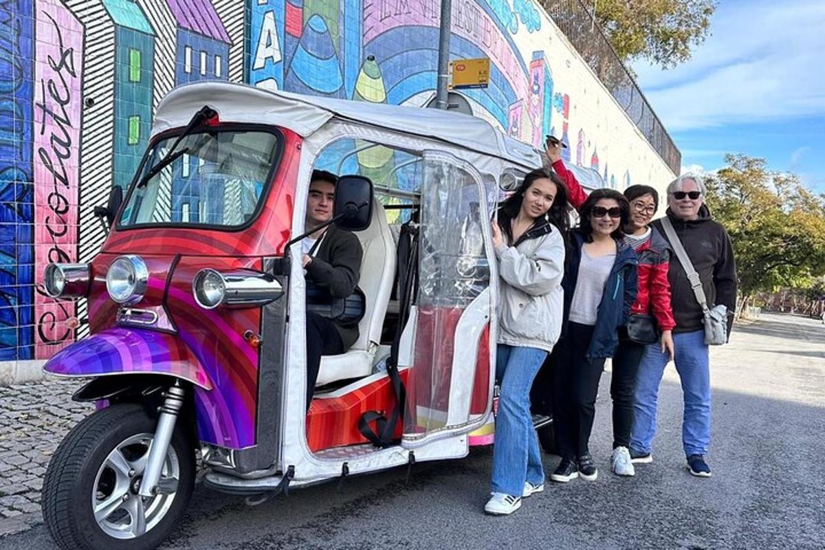 Un grupo de personas de pie junto a un coche pequeño.