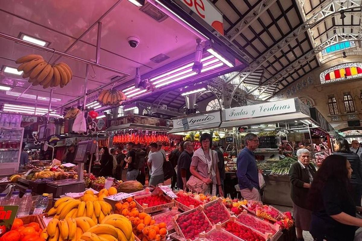 um grupo de pessoas em pé em um mercado com frutas e vegetais