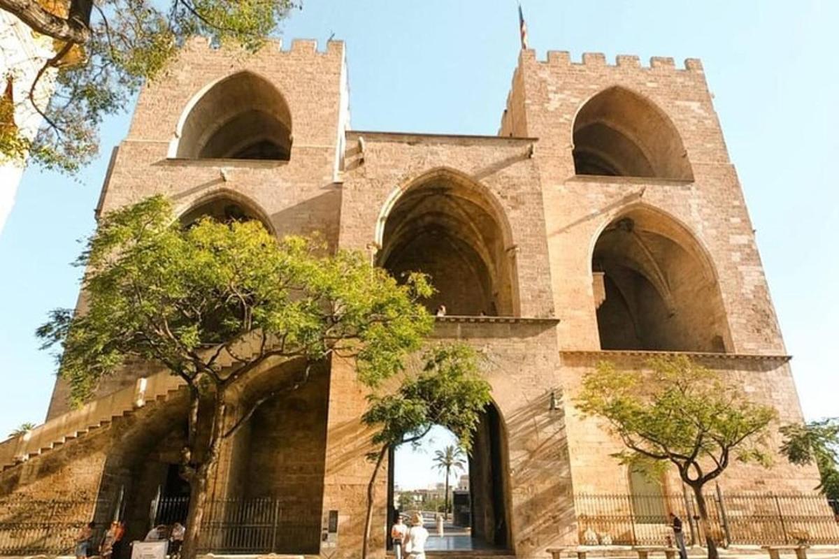 um edifício com três arcos na lateral