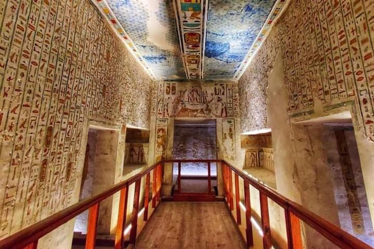 壁に文字が書かれた古代の建物の廊下