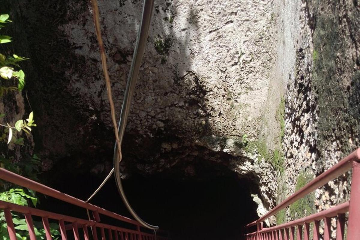 una scala rossa che conduce in una grotta buia
