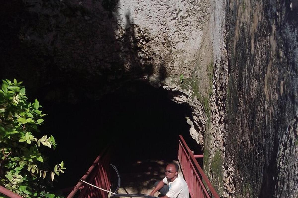 un uomo seduto su una barca in un tunnel