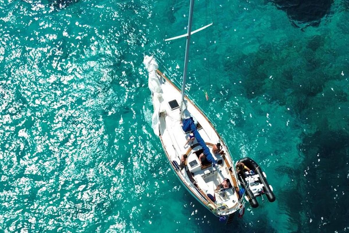 en båd, der flyder i vandet i havet