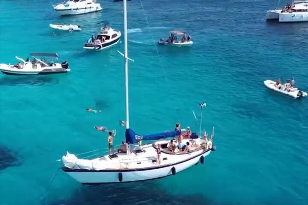 una barca bianca in acqua con altre barche