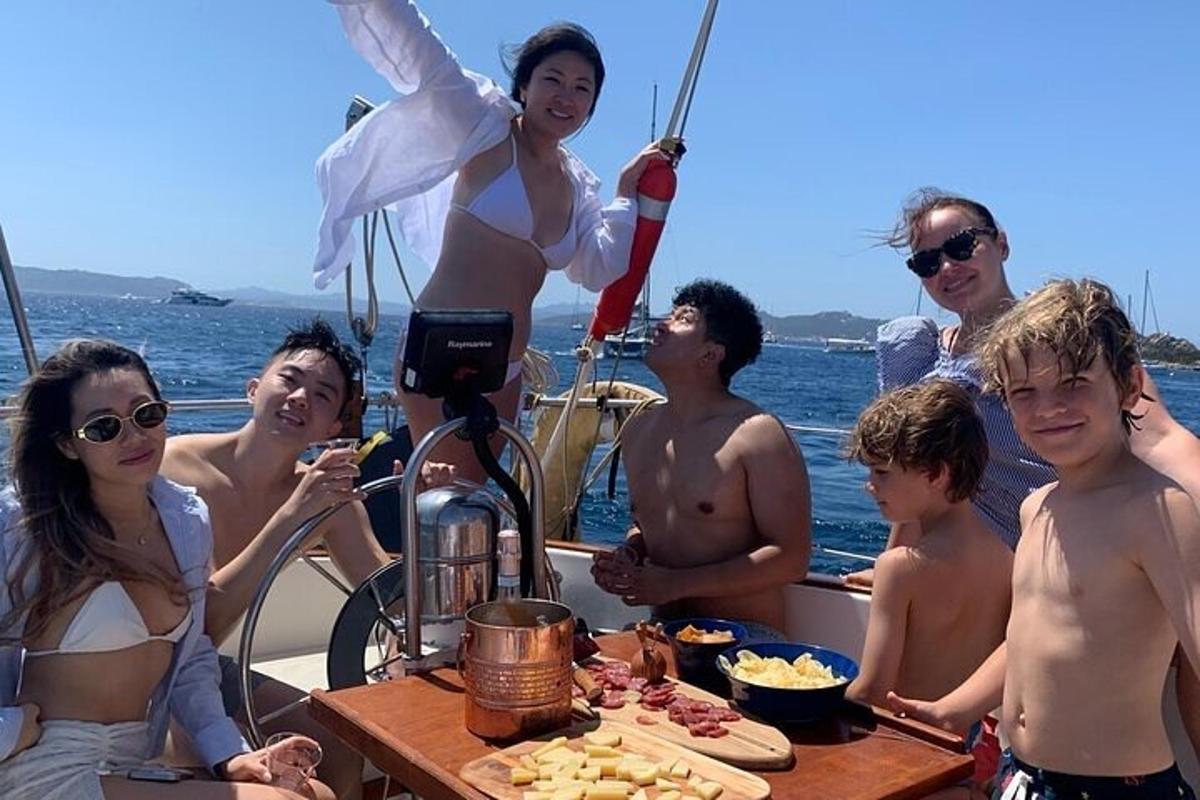 un gruppo di persone sedute attorno a un tavolo su una barca