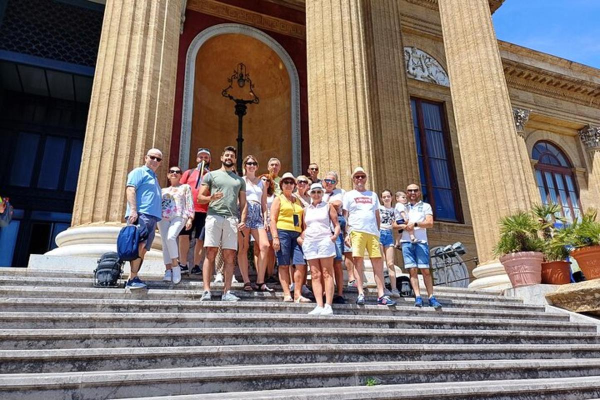 grupp inimesi, kes seisavad hoone ees trepil