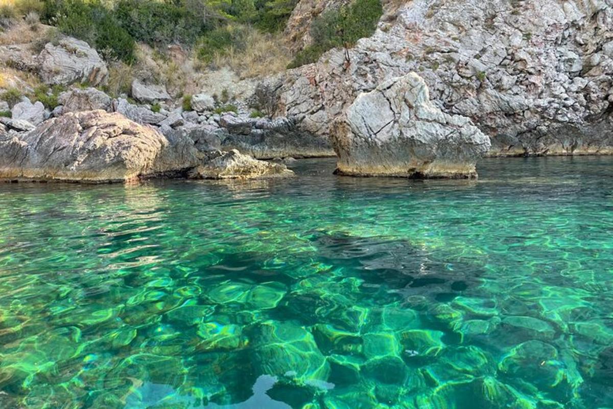 velika vodena površina sa stijenama i zelenom vodom