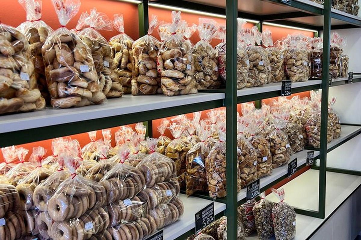 متجر مليء بالرفوف المليئة بالكثير من المعجنات