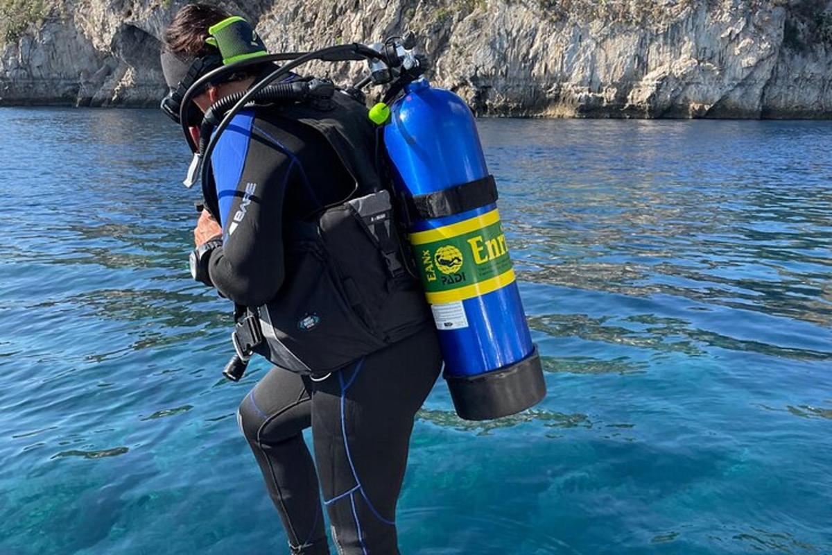 una persona en el agua con un chaleco salvavidas puesto