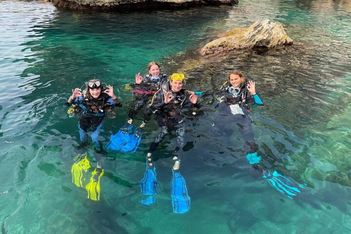 un grupo de personas en el agua en el agua