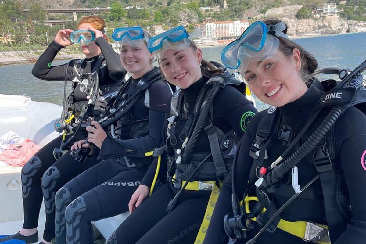 Un grupo de personas con equipo de buceo en un barco.