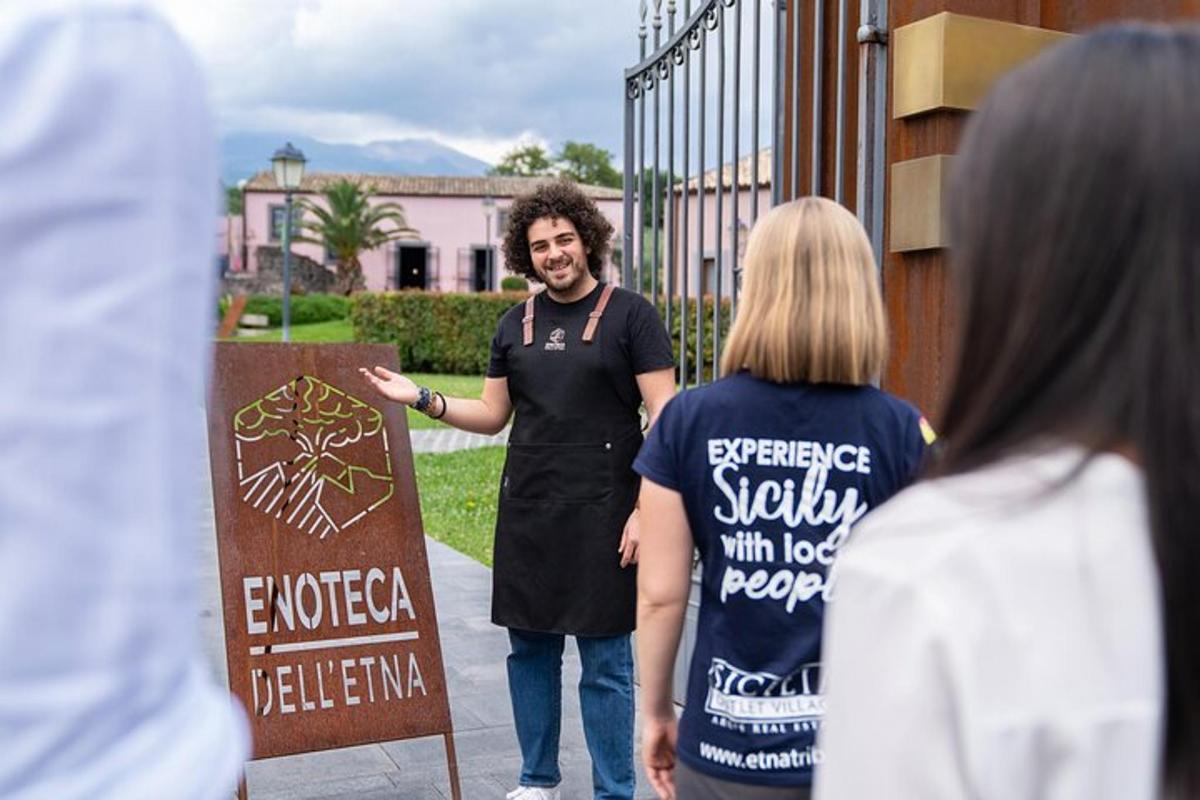 muž stojí vedle skupiny lidí
