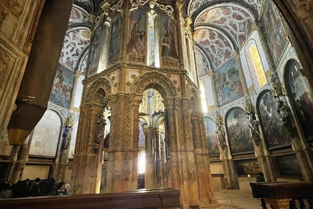 sebuah gereja besar dengan mezbah dan lukisan di siling