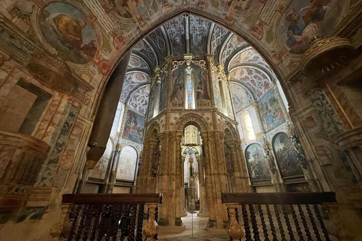 sebuah gereja dengan bangunan besar dengan lukisan di atasnya