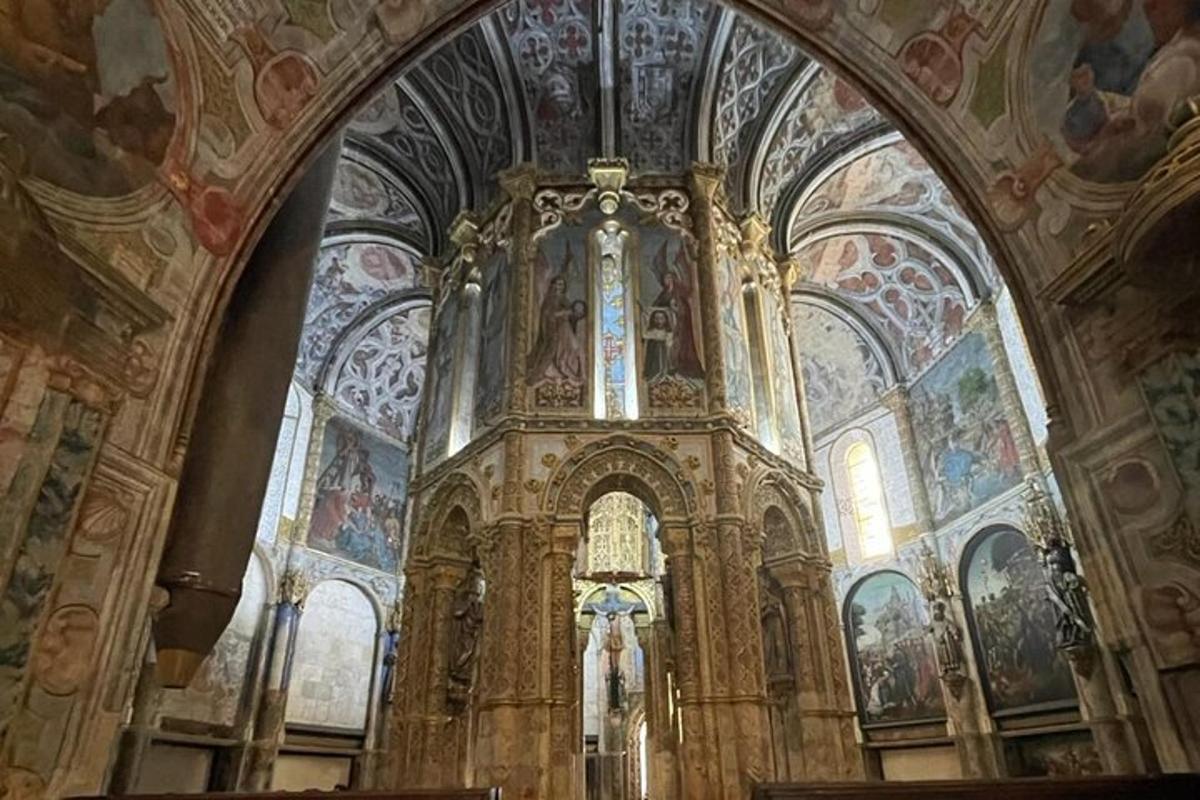 sebuah gereja besar dengan mezbah dan siling yang besar