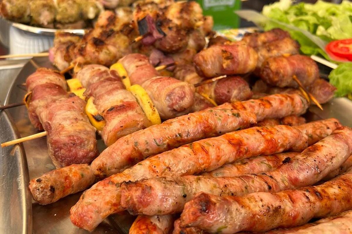 hromada klobás a dalších jídel na bufetu