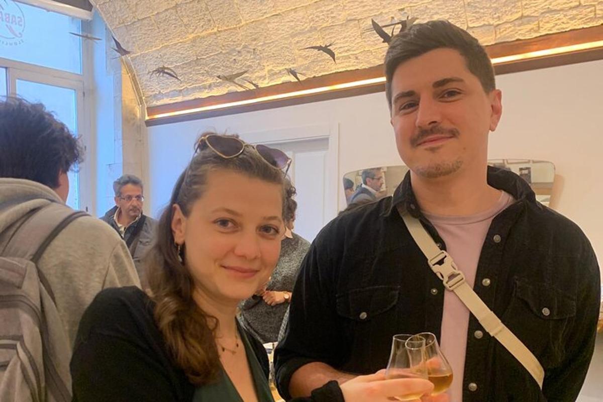 muž a žena držící sklenici vína