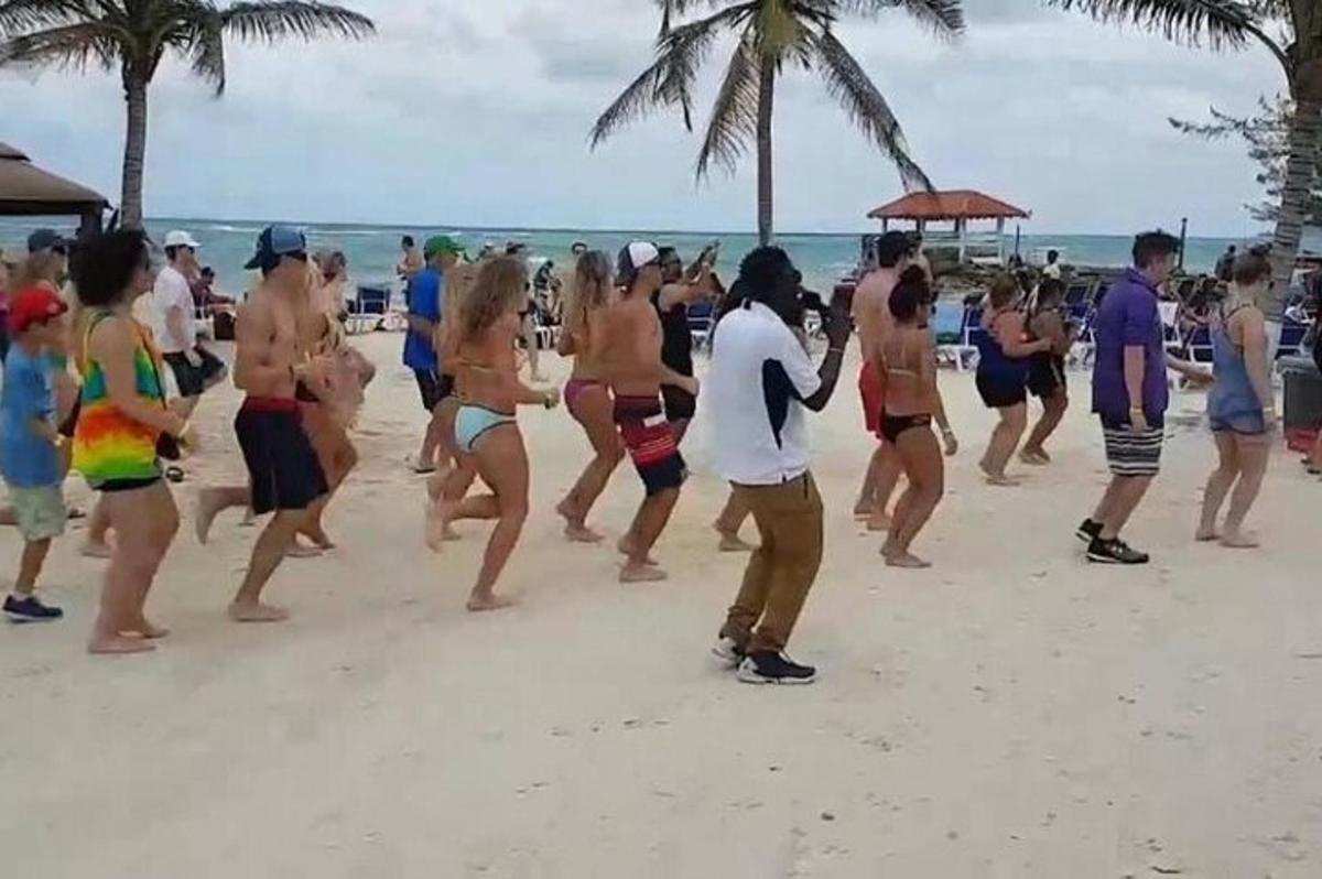 sekumpulan orang menari di pantai