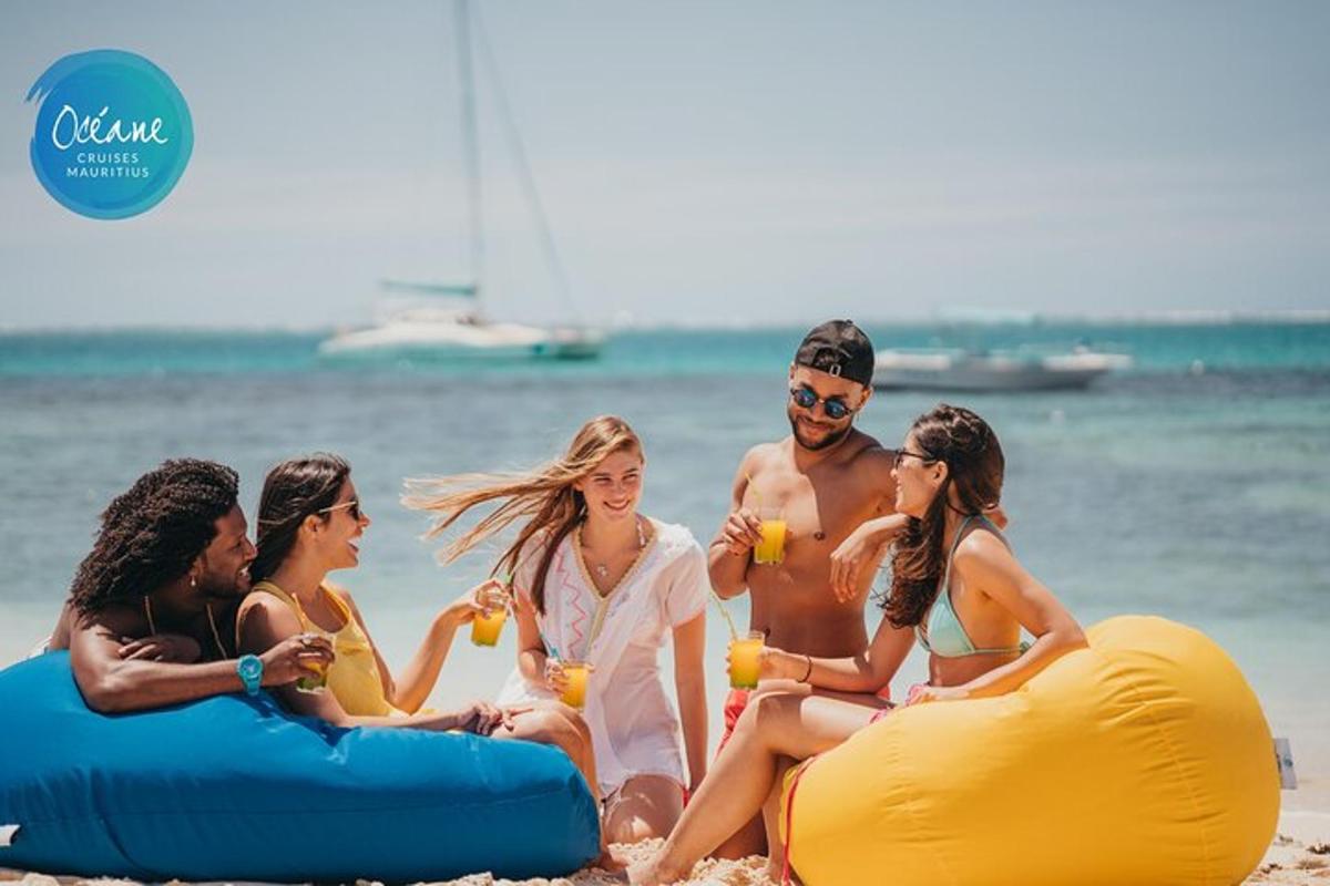Un grupo de personas sentadas en la playa con inflables.