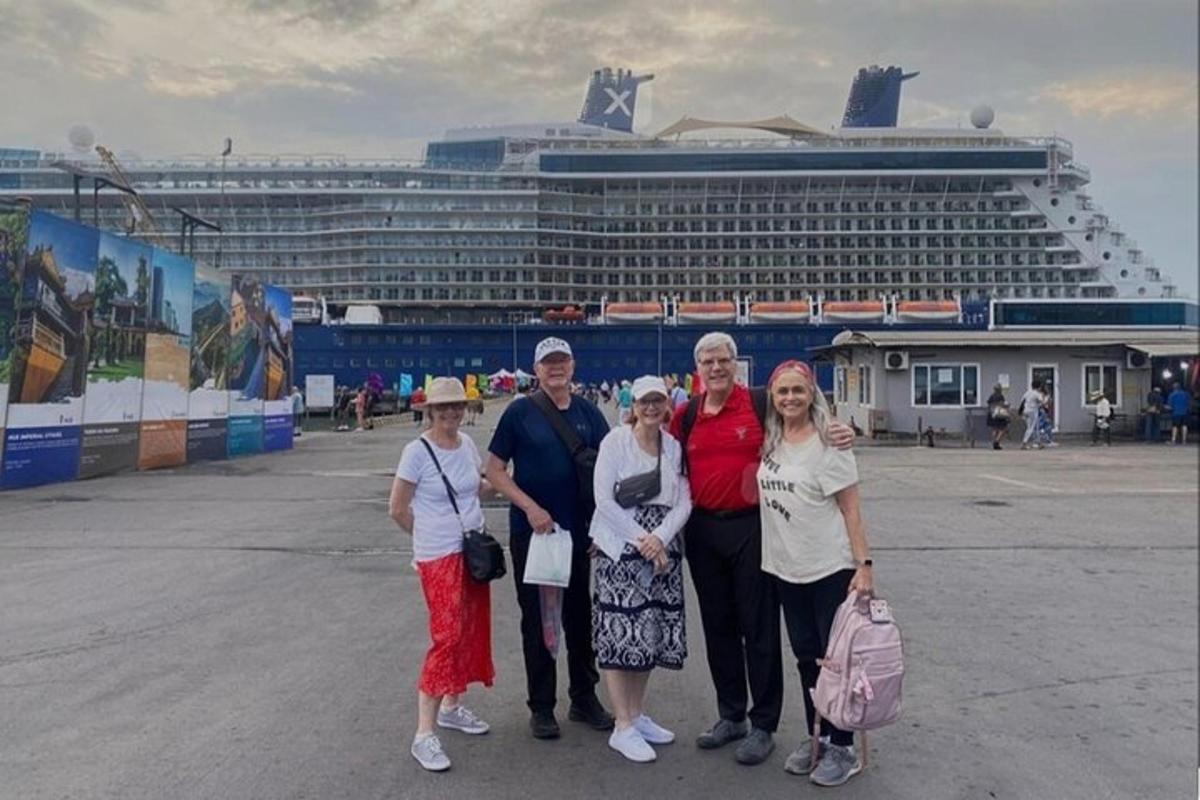 een groep mensen die voor een cruiseschip staan