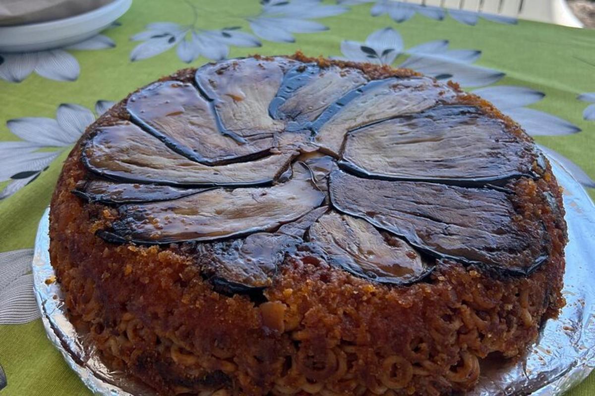 kek coklat duduk di atas meja