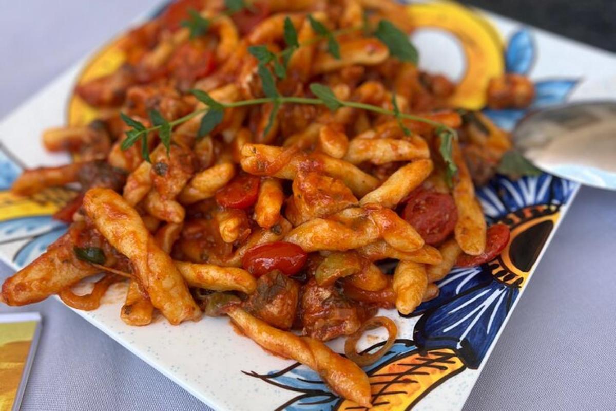 sepinggan makanan dengan kentang goreng di atas meja