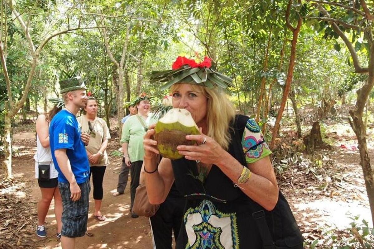 žena pije v lese
