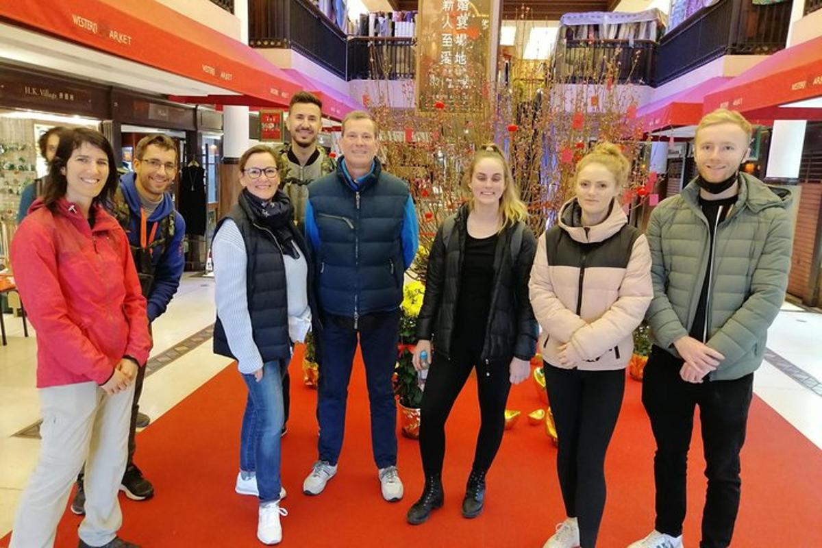 um grupo de pessoas posando para uma foto em um shopping