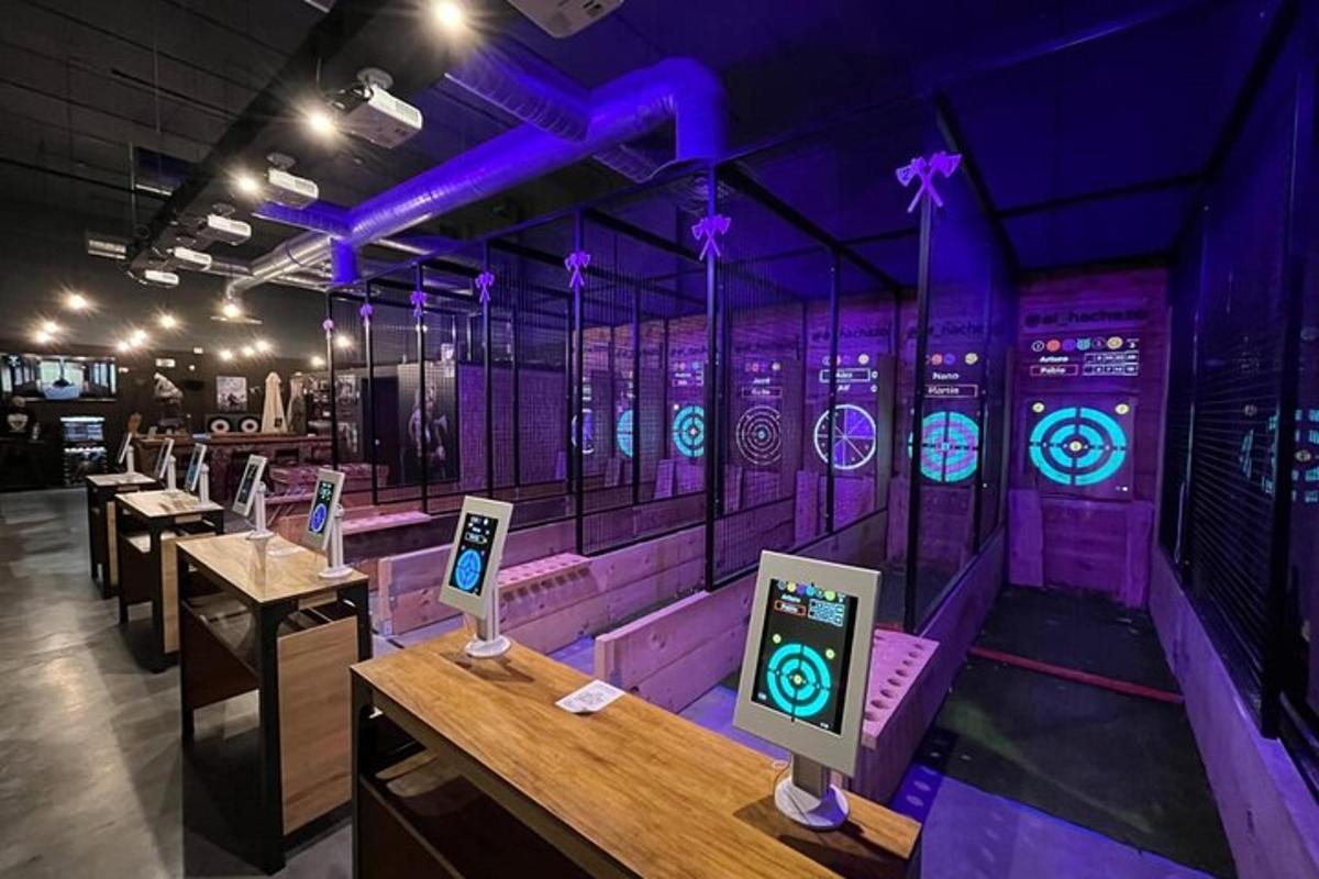 o cameră cu o grămadă de jocuri arcade expuse