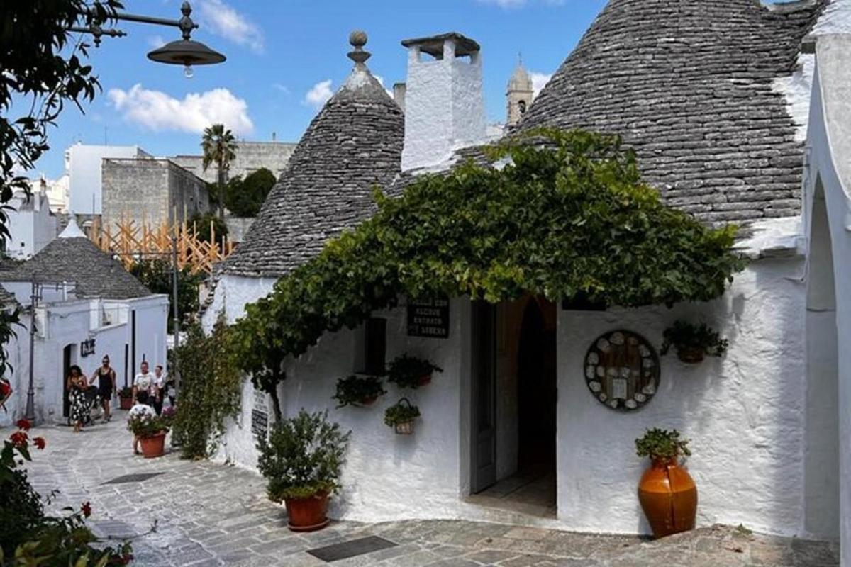 un bâtiment blanc avec un arbre devant