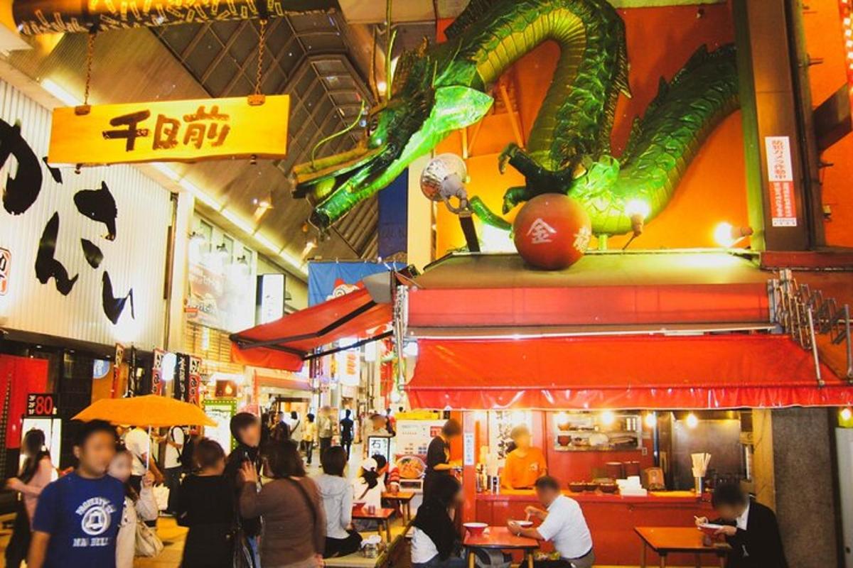 restaurace s hadem na zdi a lidmi, kteří jedí