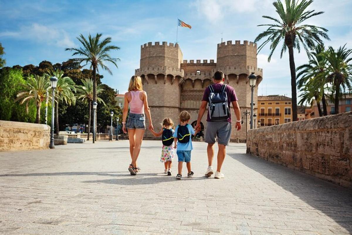 un uomo, una donna e un bambino che camminano lungo un ponte