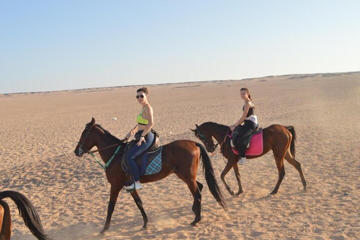 zwei Frauen reiten in der Wüste
