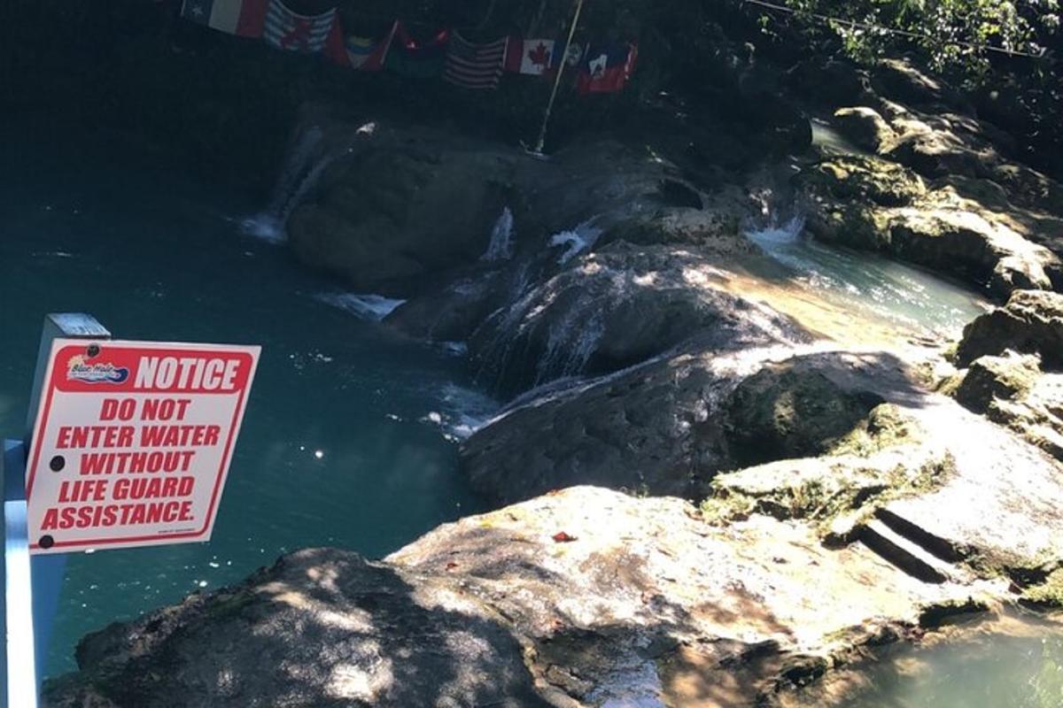 Un cartel en el agua junto a unas rocas.