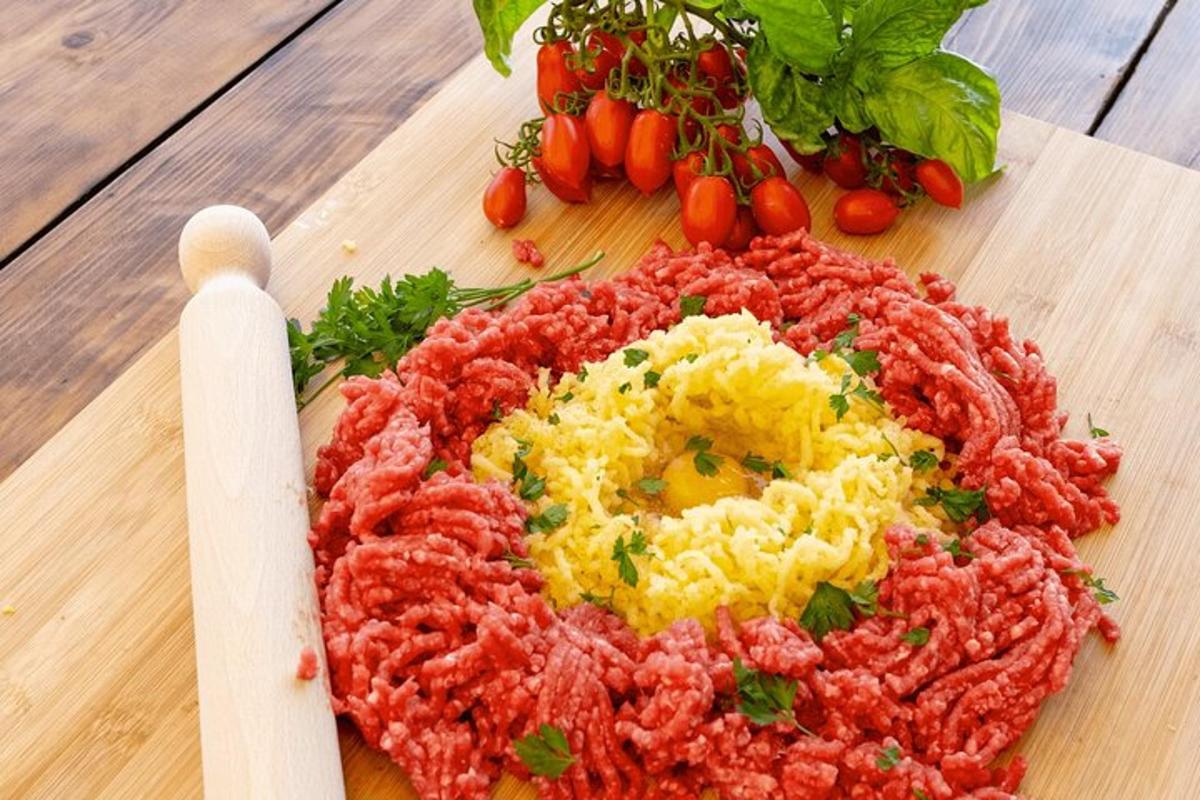 hunnik liha ja mune puidust lõikelaual