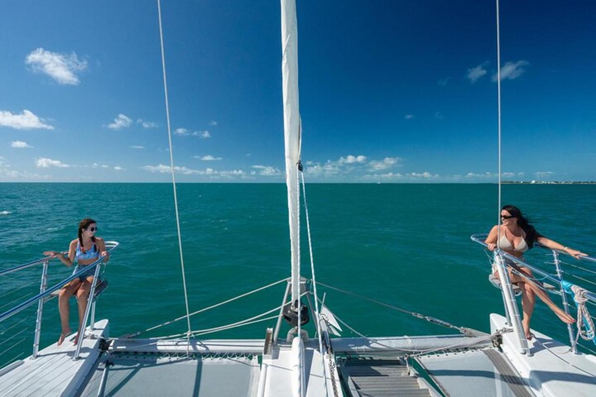 due donne su una barca a vela nell'oceano
