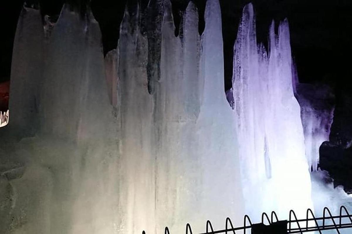 uma fonte de água é iluminada à noite