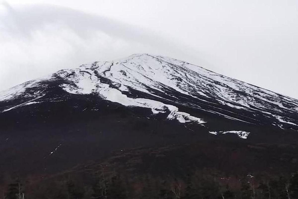 un munte acoperit de zăpadă pe vârful unui munte