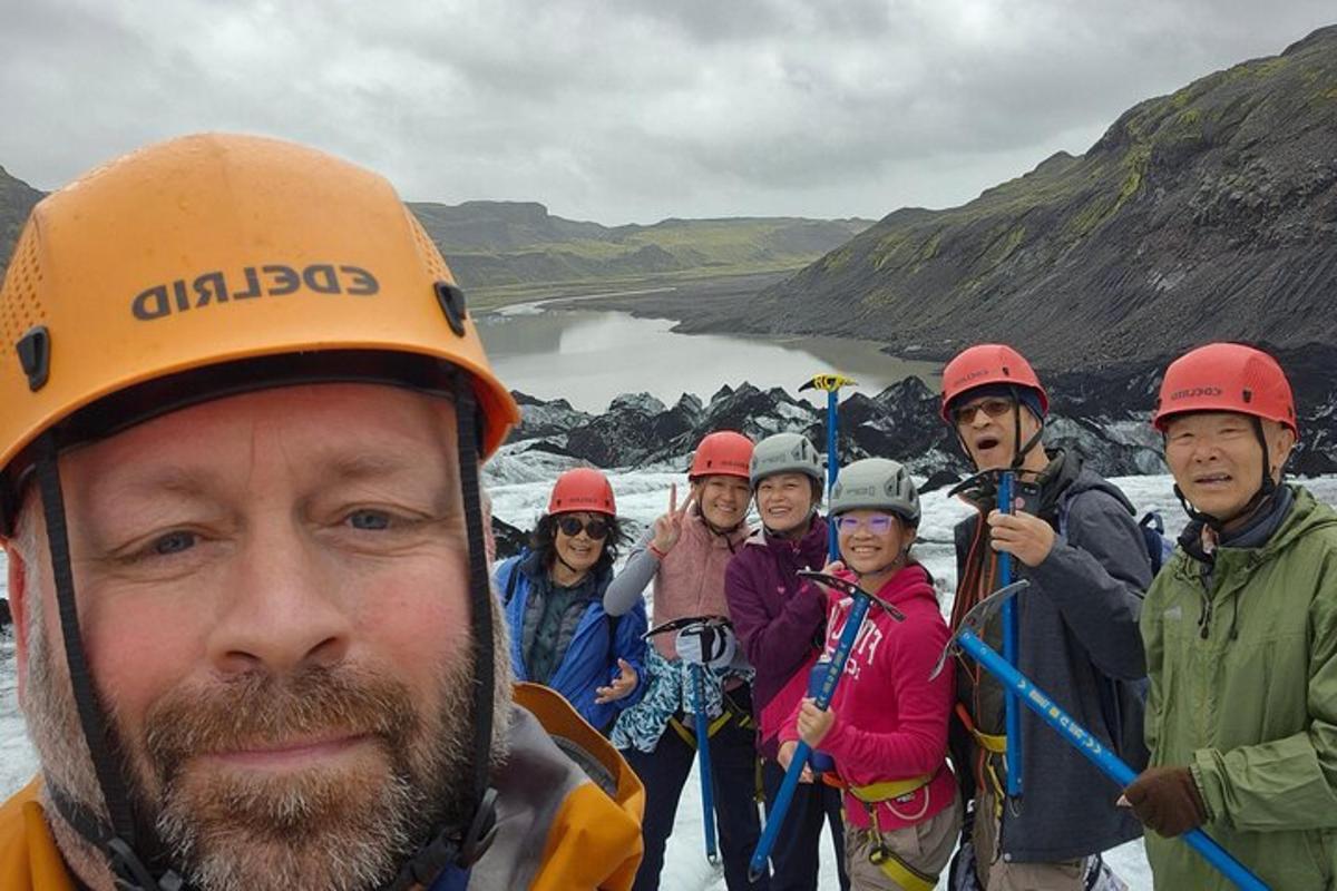 un gruppo di persone che fa rafting su un fiume