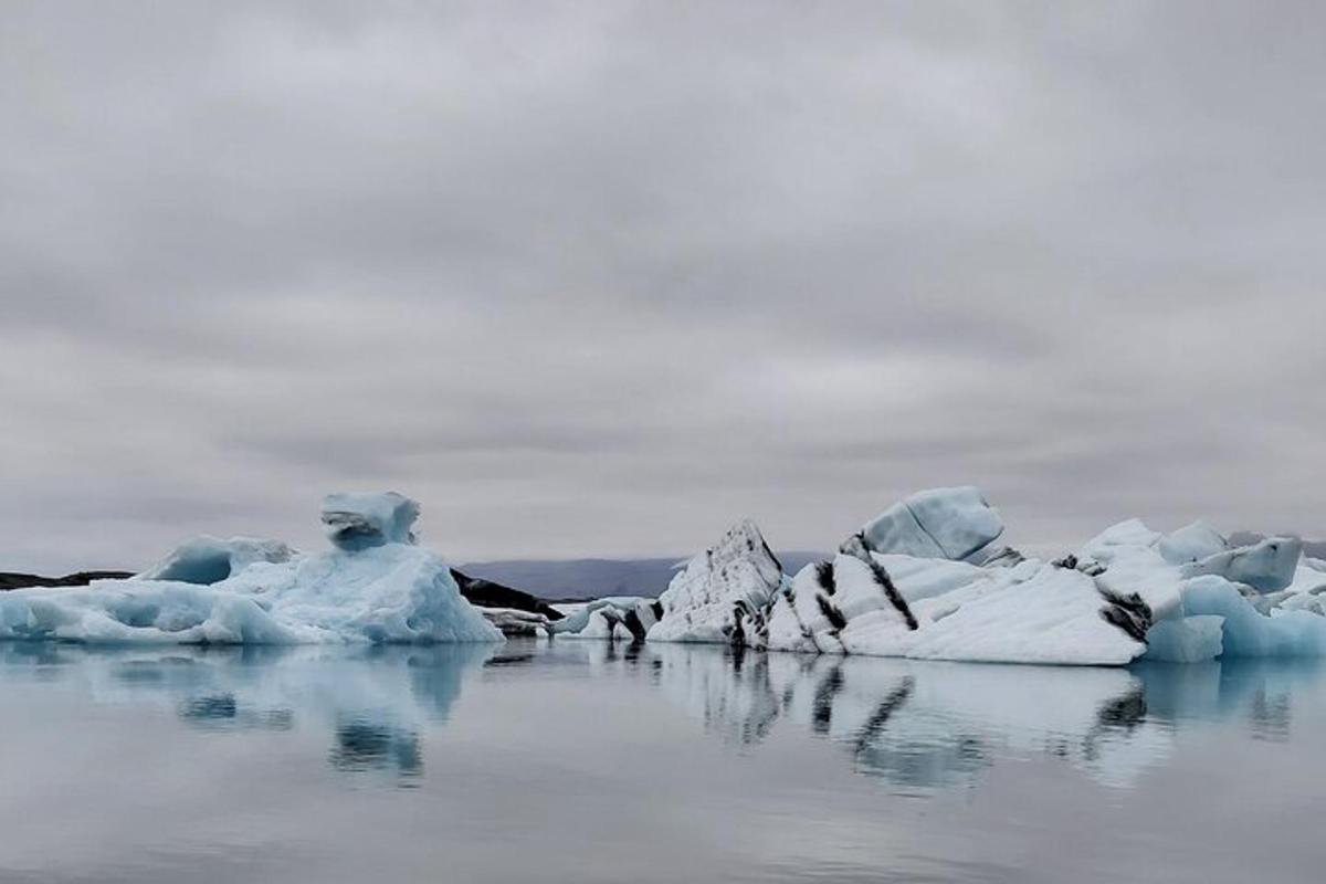 un gruppo di iceberg in uno specchio d'acqua